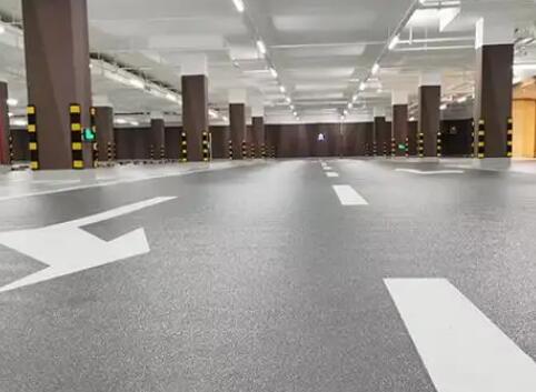 工廠磨石地坪施工難題不用愁，專業(yè)設(shè)備團隊來解憂